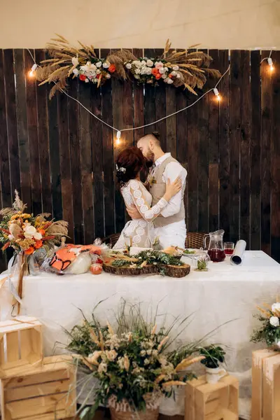 Yeni evlilerin portresi düğün şöleninde başkanlık makamında.