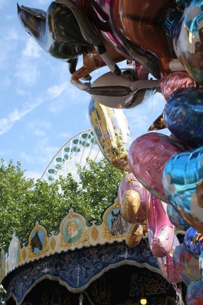 Volksfest Mit Luftballons Karussell Und Riesenrad Paderborn Nordrhein Westfalen Deutschland — Stockfoto