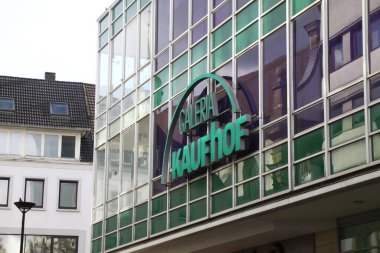 Paderborn, Kuzey Ren Westphalia, Almanya, 15 Mayıs 2023 Paderborn alışveriş caddesindeki Kaufhof Galeria mağazası 30 Haziran 2023 'te kapanacak.,