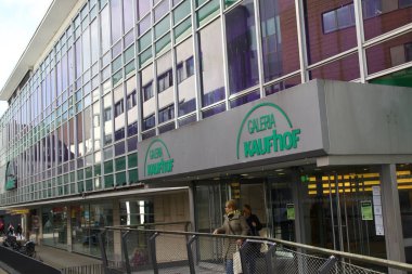 Paderborn, Kuzey Ren Westphalia, Almanya, 15 Mayıs 2023 Paderborn alışveriş caddesindeki Kaufhof Galeria mağazası 30 Haziran 2023 'te kapanacak.,