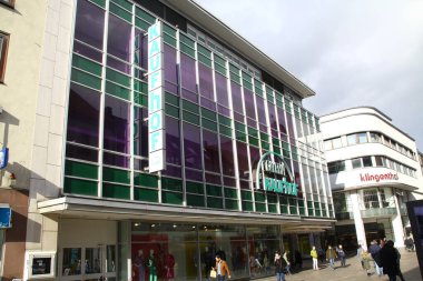 Paderborn, Kuzey Ren Westphalia, Almanya, 15 Mayıs 2023 Paderborn alışveriş caddesindeki Kaufhof Galeria mağazası 30 Haziran 2023 'te kapanacak.,