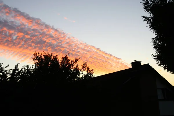 Haus Und Büsche Als Silhouette Vor Dunklem Himmel Mit Roten — Stockfoto