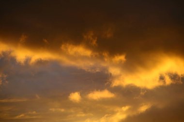 dramatik kırmızı bulutlar mavi gökyüzüne karşı