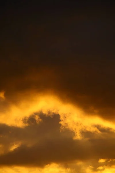 Dramatische Rote Wolken Vor Blauem Himmel — Stockfoto