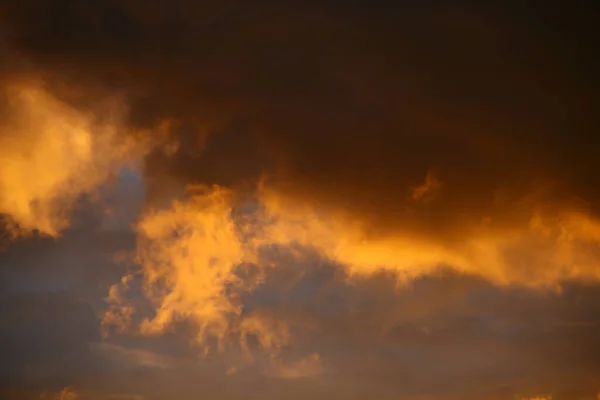 Δραματικά Κόκκινα Σύννεφα Ενάντια Έναν Γαλάζιο Ουρανό — Φωτογραφία Αρχείου