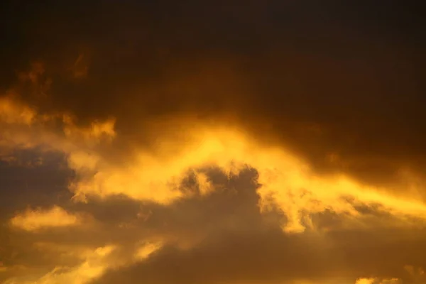 Dramatische Rote Wolken Vor Blauem Himmel — Stockfoto