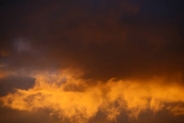 Δραματικά Κόκκινα Σύννεφα Ενάντια Έναν Γαλάζιο Ουρανό — Φωτογραφία Αρχείου