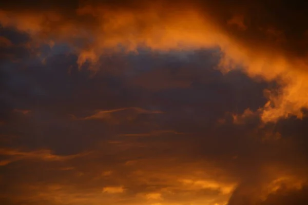 Nuvens Vermelhas Dramáticas Contra Céu Azul — Fotografia de Stock
