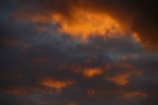 青い空に対して劇的な赤い雲が — ストック写真