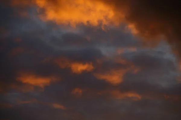 青い空に対して劇的な赤い雲が — ストック写真
