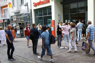 Paderborn, Kuzey Ren Westphalia, Almanya, 31 Temmuz 2022, Sparkasse girişinin önündeki sıra.