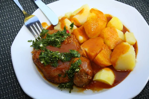 Ossobuco Met Aardappelen Saus Gremolata Kalfsvlees Italiaans Eten Geserveerd Een — Stockfoto