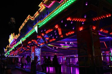 Paderborn, nrw, Almanya, juli, 25., 2023; araba scooter, ışıklandırılmış atlıkarınca, folkfestival libori, tivoli, paderborn