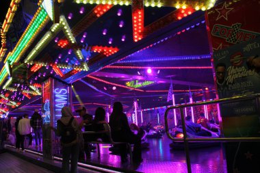 Paderborn, nrw, Almanya, juli, 25., 2023; araba scooter, ışıklandırılmış atlıkarınca, folkfestival libori, tivoli, paderborn