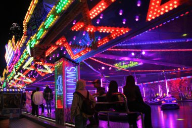 Paderborn, nrw, Almanya, juli, 25., 2023; araba scooter, ışıklandırılmış atlıkarınca, folkfestival libori, tivoli, paderborn