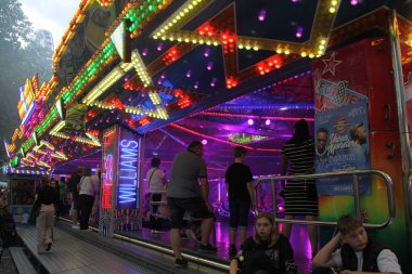 Paderborn, nrw, Almanya, juli, 25., 2023; araba scooter, ışıklandırılmış atlıkarınca, folkfestival libori, tivoli, paderborn