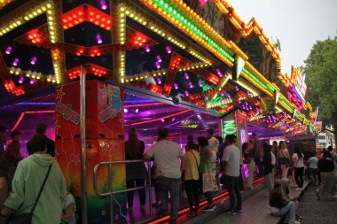 Paderborn, nrw, Almanya, juli, 25., 2023; araba scooter, ışıklandırılmış atlıkarınca, folkfestival libori, tivoli, paderborn