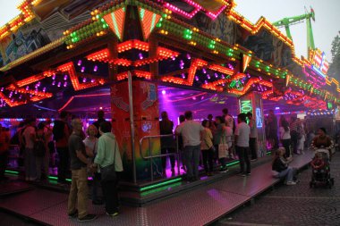 Paderborn, nrw, Almanya, juli, 25., 2023; araba scooter, ışıklandırılmış atlıkarınca, folkfestival libori, tivoli, paderborn