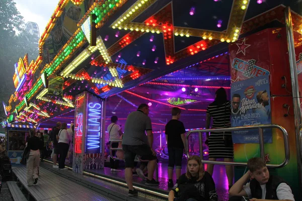 Paderborn, nrw, Almanya, juli, 25., 2023; araba scooter, ışıklandırılmış atlıkarınca, folkfestival libori, tivoli, paderborn