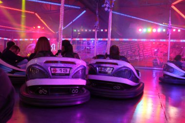 Paderborn, Nrw, Almanya, 25 Temmuz 2023, halk festivali, liborifestival, atlıkarınca çarpışması, uzun süre maruz kalma,