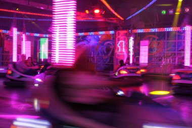 Paderborn, Nrw, Almanya, 25 Temmuz 2023, halk festivali, liborifestival, atlıkarınca çarpışması, uzun süre maruz kalma,