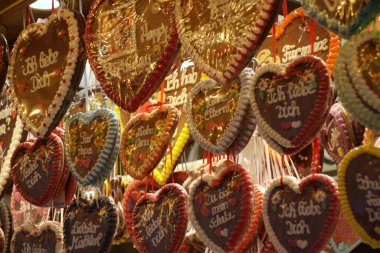 Paderborn 'daki Libori halk festivalinde aşk mesajları içeren zencefilli kalpler, kapatın.,