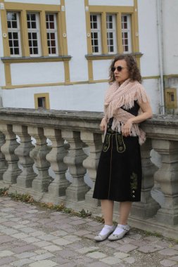 Şatonun önünde poz veren çekici bir kadının portresi.,