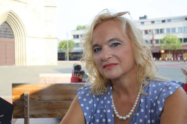 Çekici, güzel, orta yaşlı bir kadının portresi.