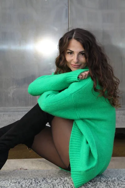 Porträtt Attraktiv Vacker Kvinna Grön Mini Klänning Med Overknee Stövlar Stockfoto