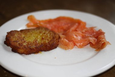 Yakın plan, patatesli gözleme, somonlu patatesli gözleme, beyaz tabakta servis edilir.,