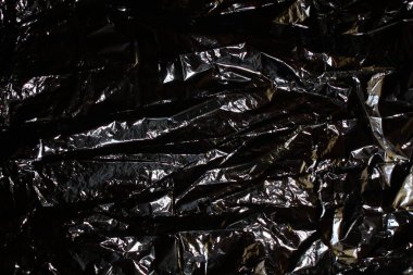 Kırışmış siyah ve gümüş kağıtların, arka planların, arka planların kapaklarını kapat