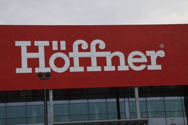 Paderborn, Nrw, Almanya, 26 Nisan 2024, Hoeffner mobilya mağazası, giriş bölgesi.,