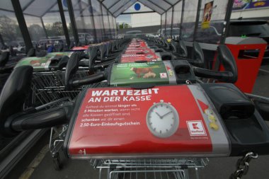 Paderborn, Nrw, Almanya, 29 Nisan 2024, reklam arabalı alışveriş arabası Kaufland,