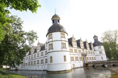 Paderborn, NRW, Almanya, Mayıs, 01. 2024, Castle Park Neuhaus 'ta bahçe partisi.,
