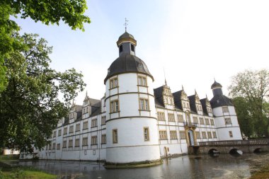 Paderborn, NRW, Almanya, Mayıs, 01. 2024, Castle Park Neuhaus 'ta bahçe partisi.,