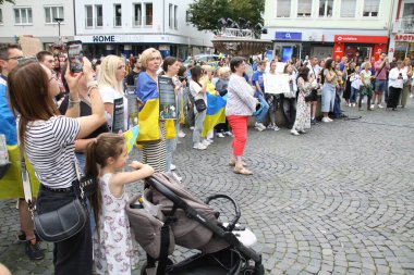 Paderborn, NRW, Almanya, Temmuz, 8. 2024, Ukraynalı insanlar Kiev 'deki çocuk hastanesinin Rusya tarafından bombalanması nedeniyle gösteri yapıyorlar.