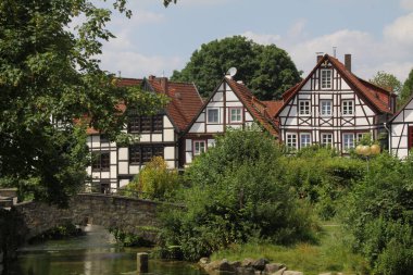 Yarı keresteli evler, ön planda nehir koruyucusu yayları, Paderborn, Nrw, Almanya,