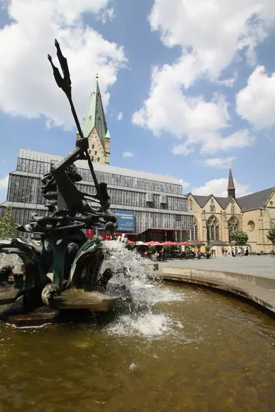 Paderborn, nrw, Almanya, haziran, 28, 2024, katedral meydanlı şehir manzaralı, piskoposluk müzesi ve neptün çeşmesi,