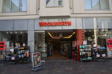Paderborn, Nrw, Almanya, Ağustos, Paderborn alışveriş sokağındaki Woolworth şubesinin giriş alanı.,