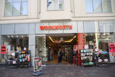 Paderborn, Nrw, Almanya, Ağustos, Paderborn alışveriş sokağındaki Woolworth şubesinin giriş alanı.,