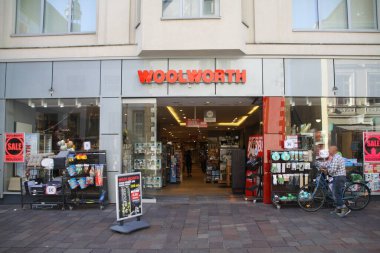 Paderborn, Nrw, Almanya, Ağustos, Paderborn alışveriş sokağındaki Woolworth şubesinin giriş alanı.,