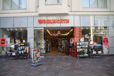 Paderborn, Nrw, Almanya, Ağustos, Paderborn alışveriş sokağındaki Woolworth şubesinin giriş alanı.,