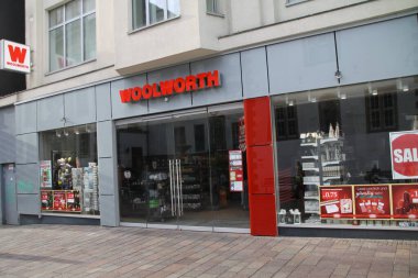 Paderborn, Nrw, Almanya, Ekim, Paderborn alışveriş sokağındaki Woolworth şubesinin giriş alanı.,