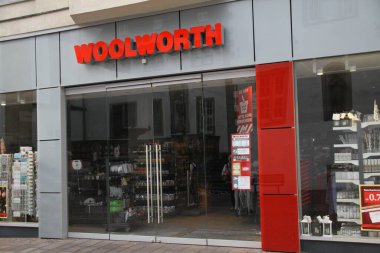 Paderborn, Nrw, Almanya, Ekim, Paderborn alışveriş sokağındaki Woolworth şubesinin giriş alanı.,