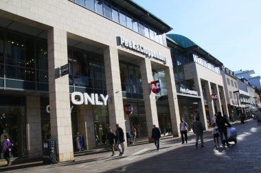 Paderborn, Nrw, Almanya, 5 Mayıs 2023, Paderborn şehrinde alışveriş, insanlar sadece butiklerin önünden geçer ve & cloppenburg