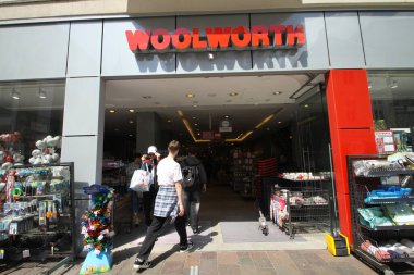 Paderborn, Nrw, Almanya, May, Paderborn alışveriş sokağındaki Woolworth şubesinin giriş alanı.,