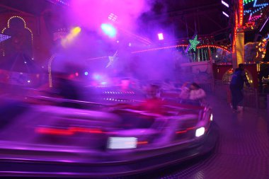 Paderborn, Northrhine Westfalia, Almanya, 27 Ekim 2024, insanlar atlıkarıncada eğleniyor.,