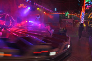 Paderborn, Northrhine Westfalia, Almanya, 27 Ekim 2024, insanlar atlıkarıncada eğleniyor.,