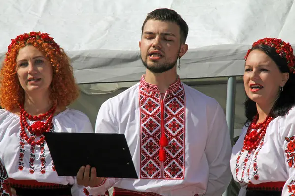 Paderborn, Nrw, Almanya, Eylül 1, 2024, Ukrayna korosu karşılaşma gününde şarkı söylüyor.,,