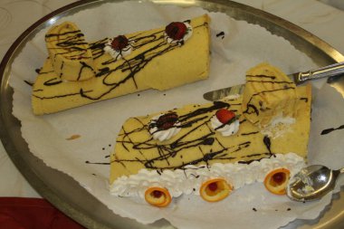 Lezzetli bir kekin yakın çekimi, tabakta servis edilir.